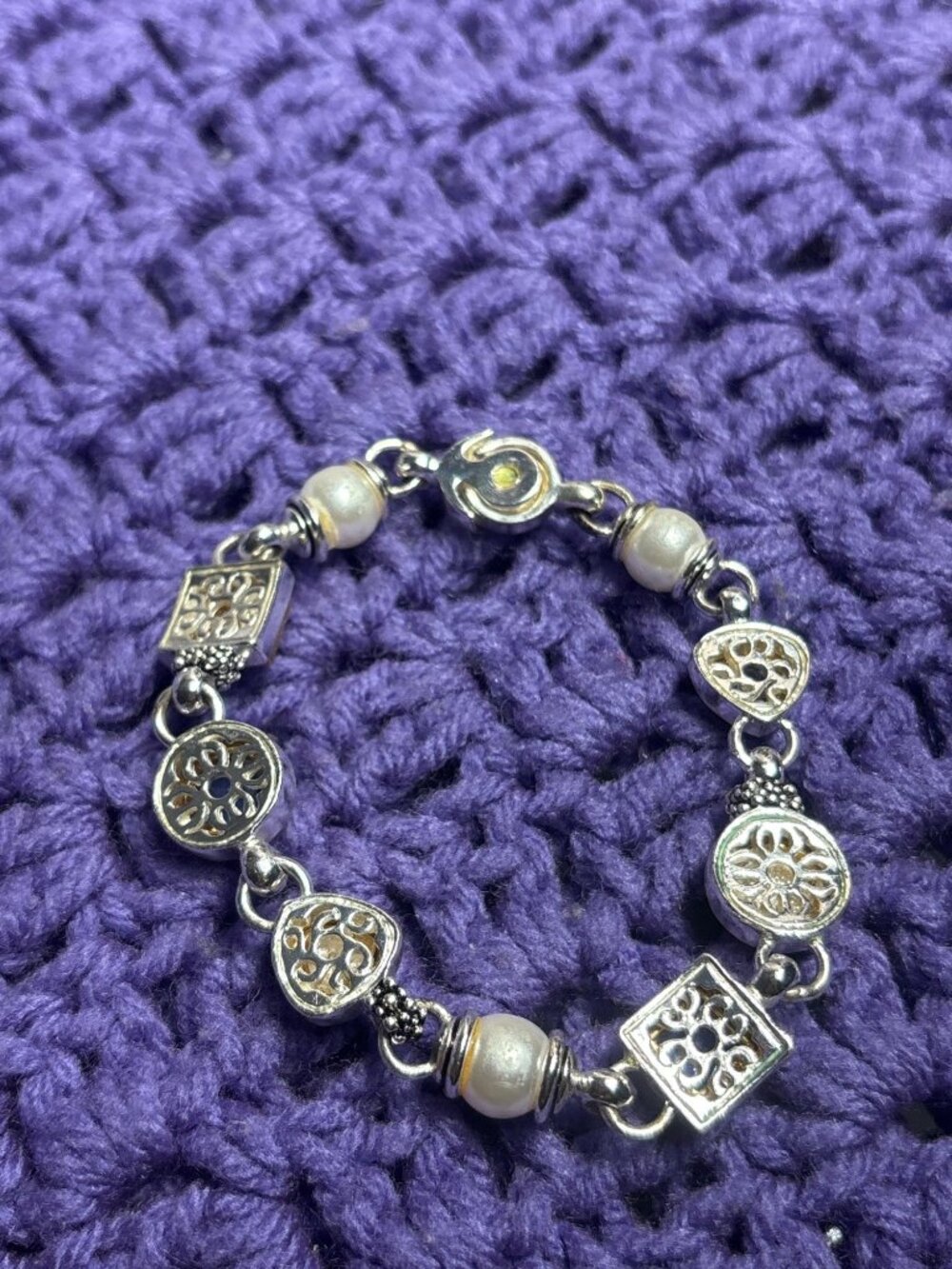 Silvertone Goldtone Blue Rhinestone Faux Pearl Bracelet 8 inches Long Magnetic - Picture 4 of 7